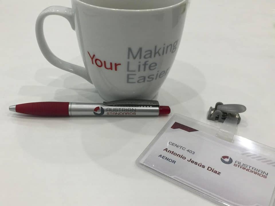 Imagen de la taza corporativa de la reunión del grupo CEN 403. Donde en inglés se dice: "Estás haciendo la vida más fácil" en referencia a la labora de los médicos que trabajamos por mejorar la calidad y la seguridad de los pacientes a nivel europeo.