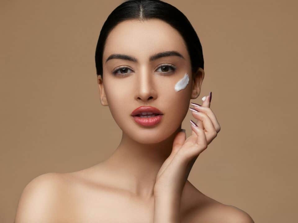 BENEFICIOS DEL ÁCIDO HIALURÓNICO PARA UN ROSTRO MÁS JOVEN